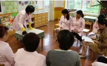 幼儿园小班保育员学期工作总结6篇