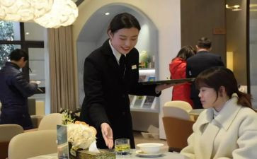 2023年服务员上半年工作总结8篇